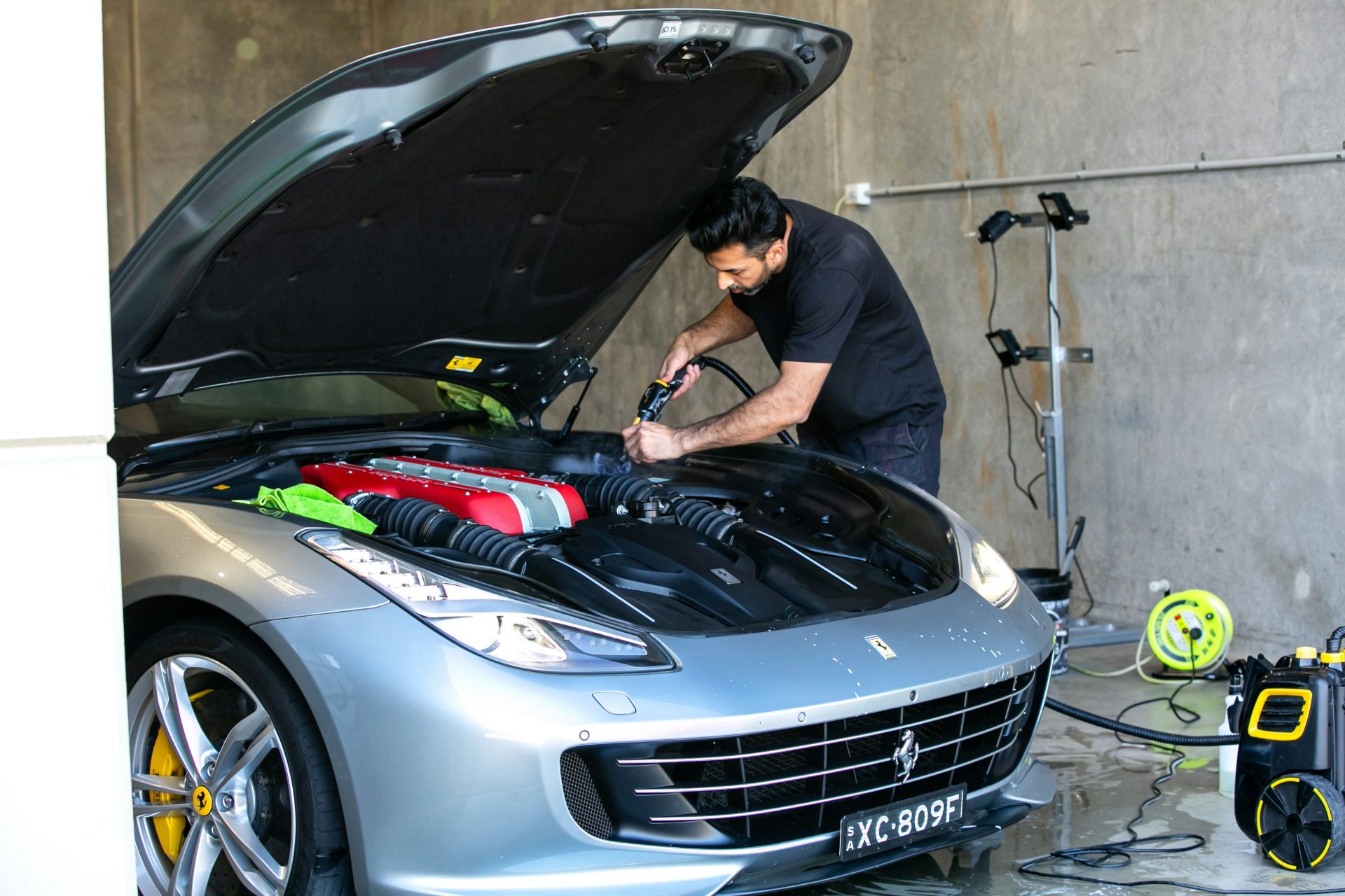 Ein Mechaniker arbeitet an einem Ferrari.