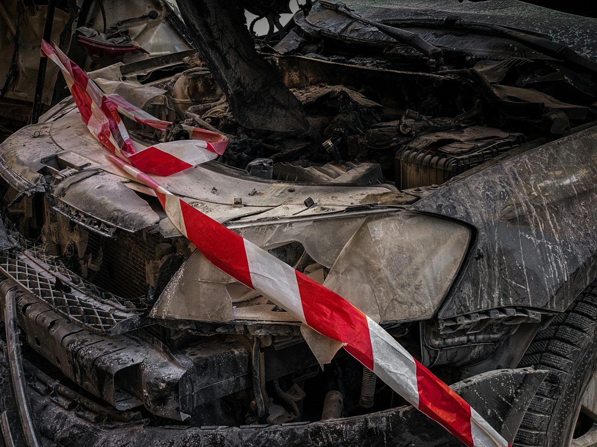 Nahaufnahme eines mit Absperrband abgedeckten Autowracks in Kiew, Ukraine.
